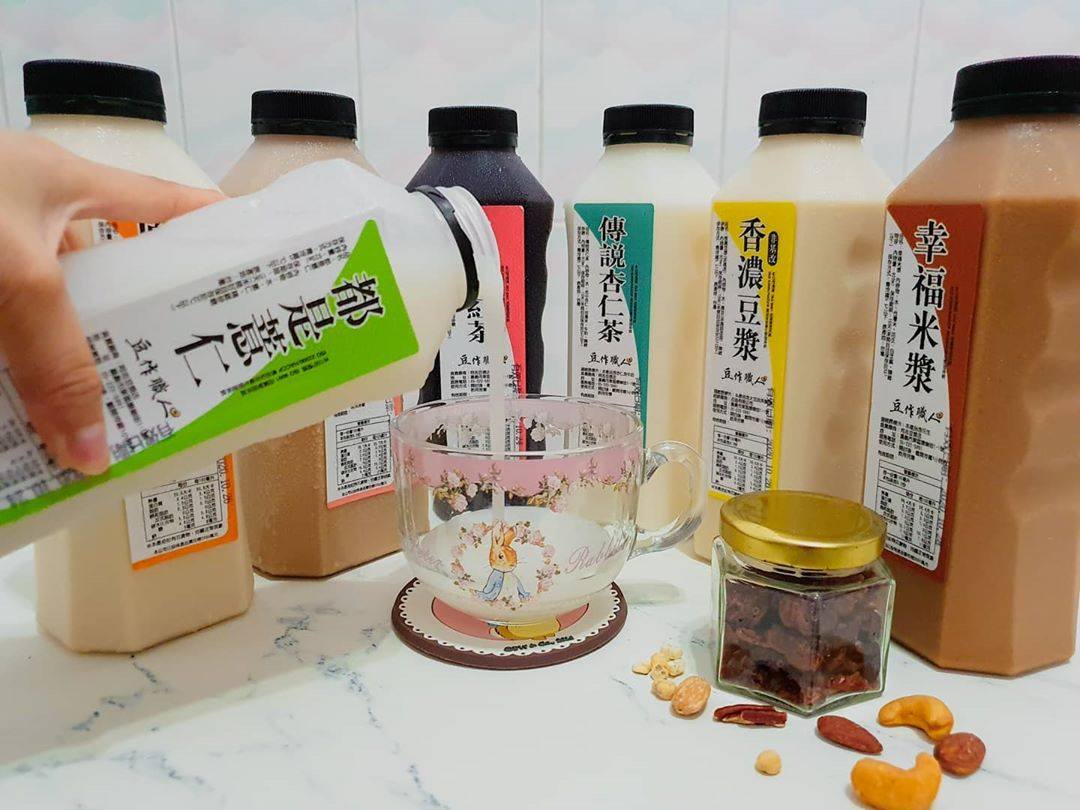 警方查獲非法工廠生產的飲品。 圖：刑事局中打/提供