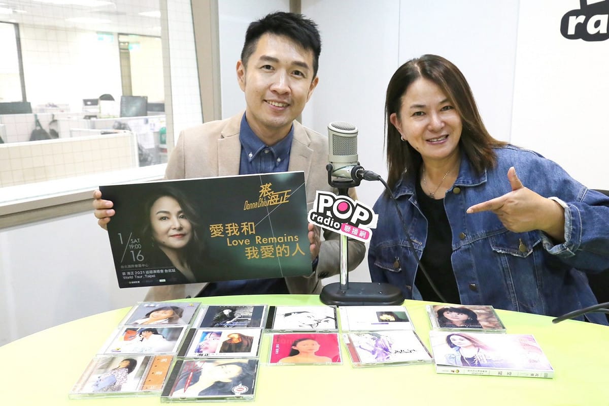 POP Radio俊菖(左)特別找出裘海正恩師劉文正替她錄製的宣傳廣告，讓裘海正(右)一度淚灑現場。 圖：POP Radio/提供