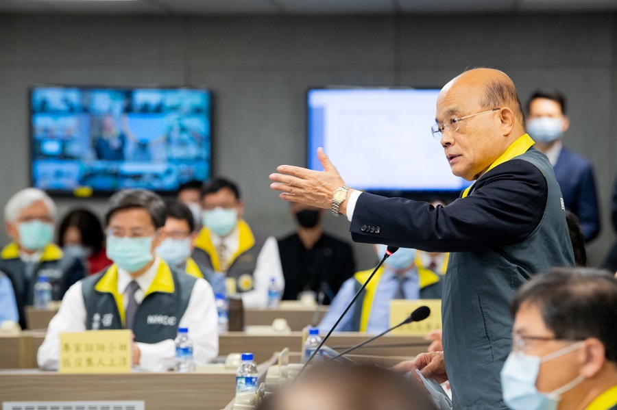 行政院長蘇貞昌今（8）日特地到疫情指揮中心向防疫團隊致謝。 圖：行政院/提供