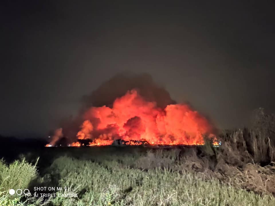 台南歸仁區1處農地發生雜草火警，現場濃煙及焦臭味飄往高雄市岡山、楠梓一帶。 圖：高市環保局提供