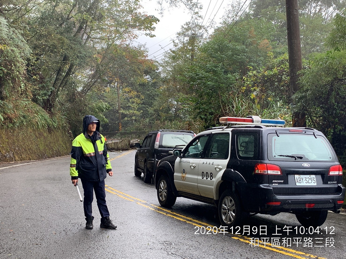 中橫落石坍方，交通中斷，警方到場警戒。 和平警分局/提供