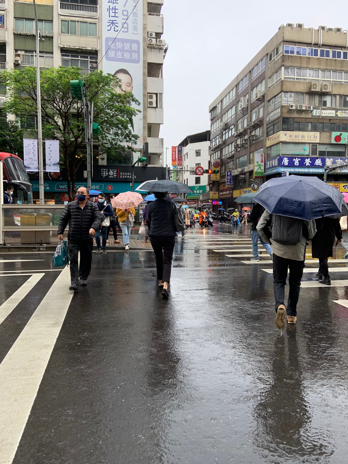 今日北北基宜4縣市仍有機會出現大雨或豪雨。 圖：張家寧／攝