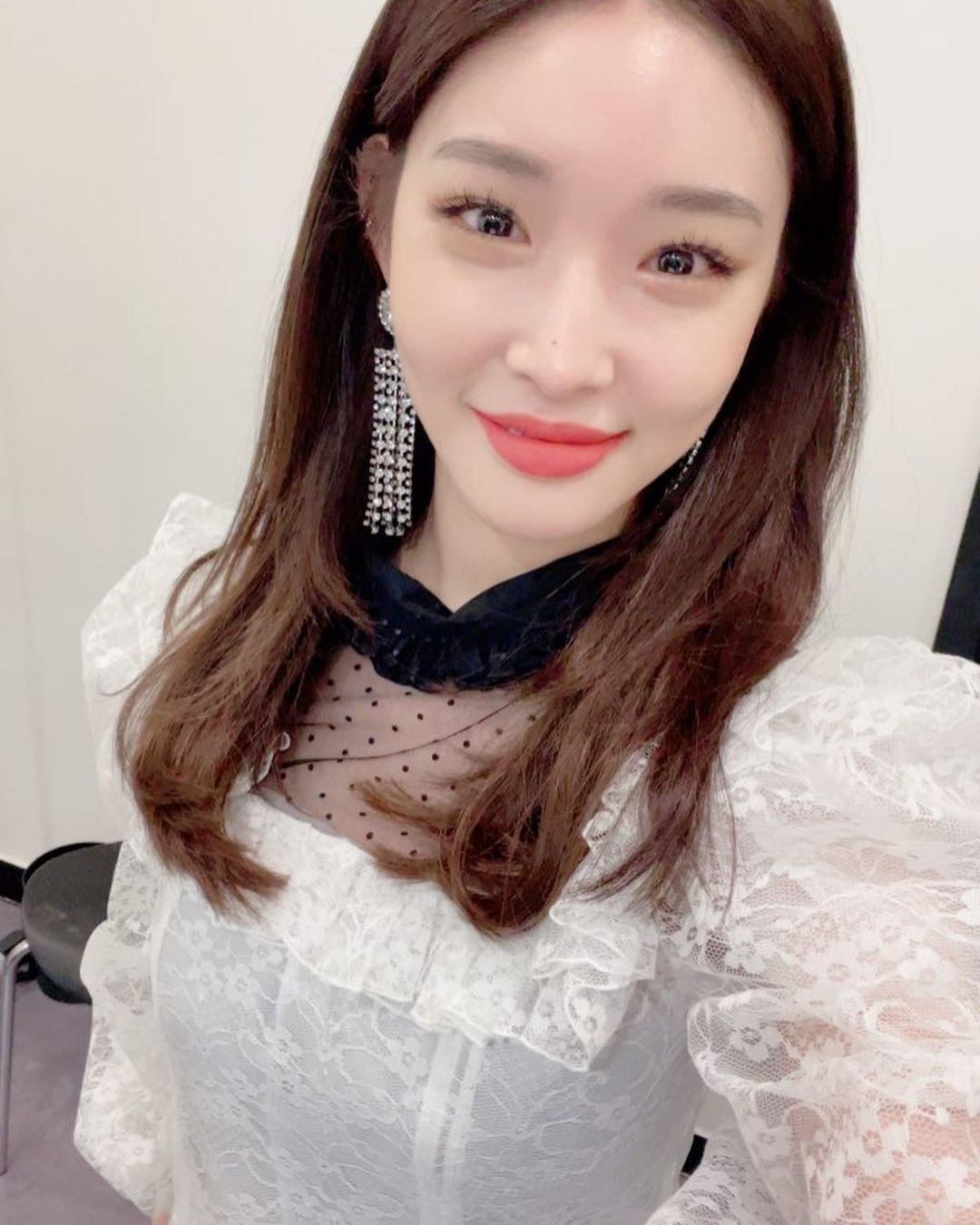 韓國女歌手請夏7日確診，因此缺席新綜藝的記者發表會。 圖：翻攝自請夏IG