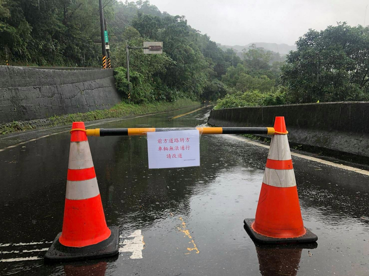瑞芳警分局已對坍方路段進行管制。 圖：翻攝自瑞芳警好讚官方臉書