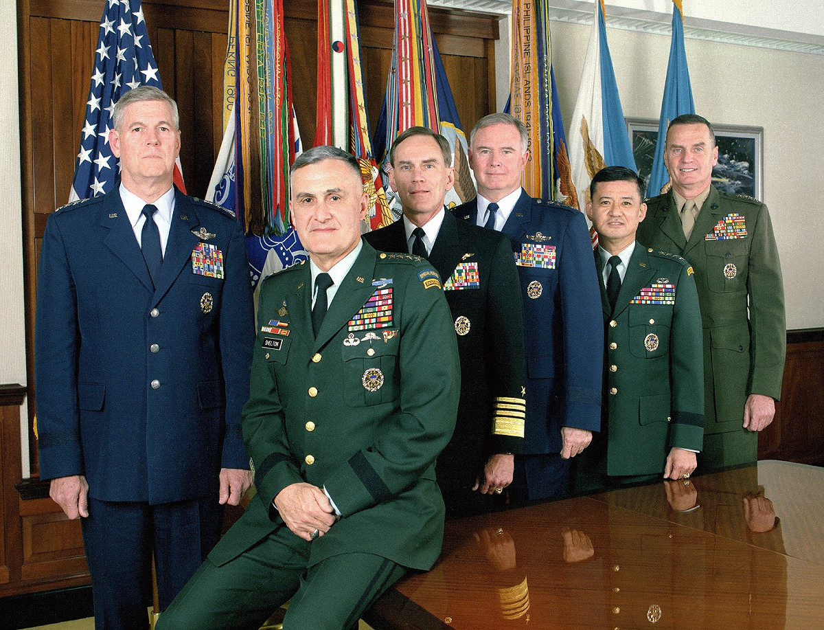 美國最高軍事指揮官、美軍參謀長聯席會議主席馬克·米利 (前排坐者) 與美軍將領們。 圖 : 翻攝自common.wikimedia.org