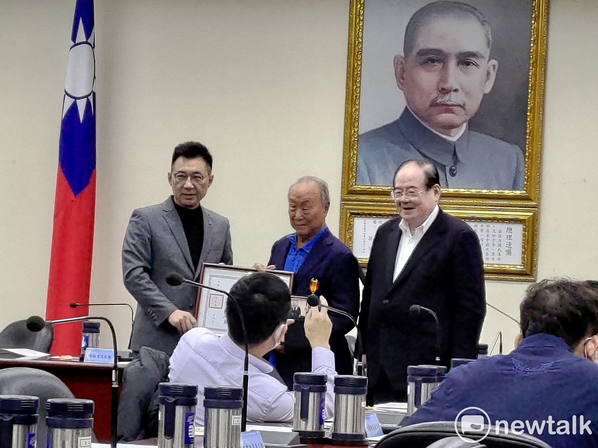 國民黨主席江啟臣（左）於國民黨中常會再度抨擊蔡政府。 圖：黃建豪/攝