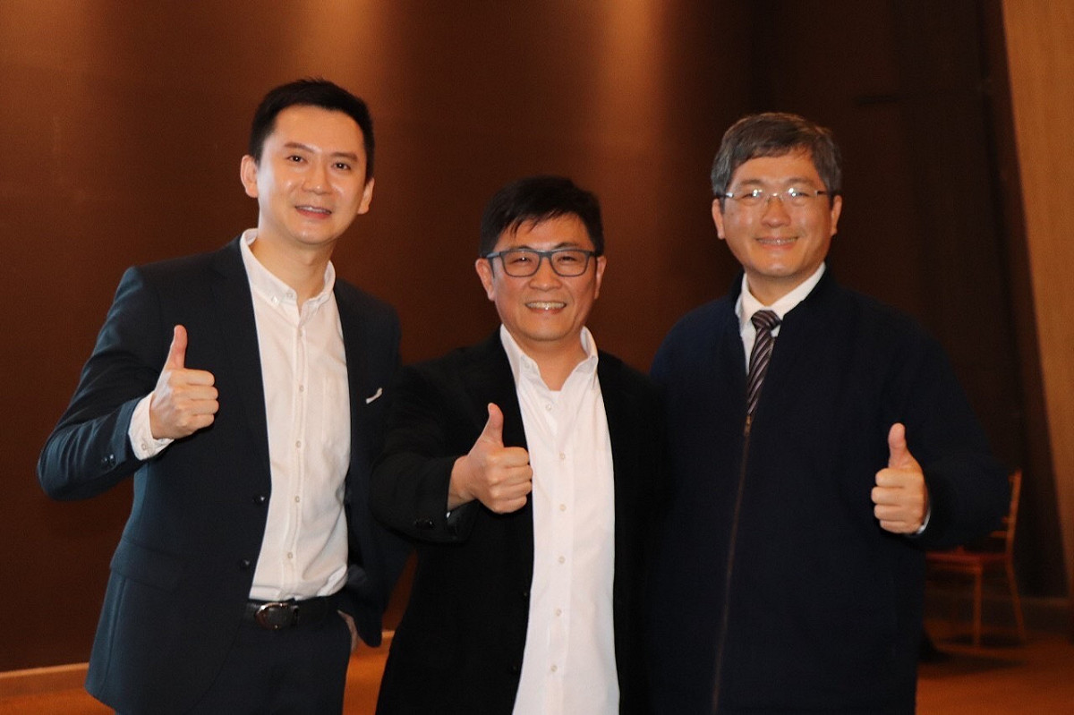 客委會主委楊長鎮、行政院政務顧問鄭宏輝和鄭朝方合影 圖:鄭宏輝辦公室提供