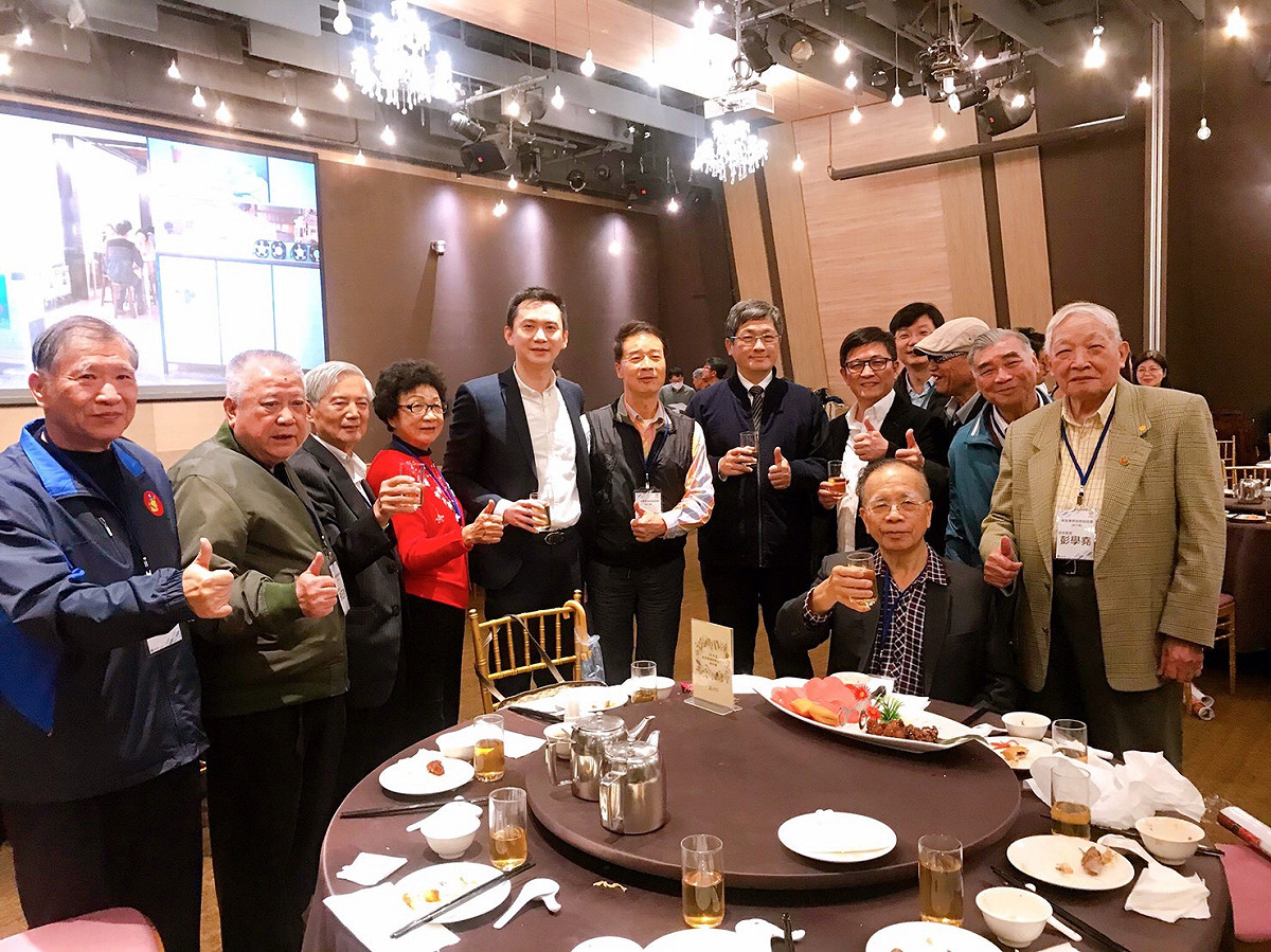 客委會主委楊長鎮、行政院政務顧問鄭宏輝、鄭朝方與各嘉賓餐聚 圖:鄭宏輝辦公室提供