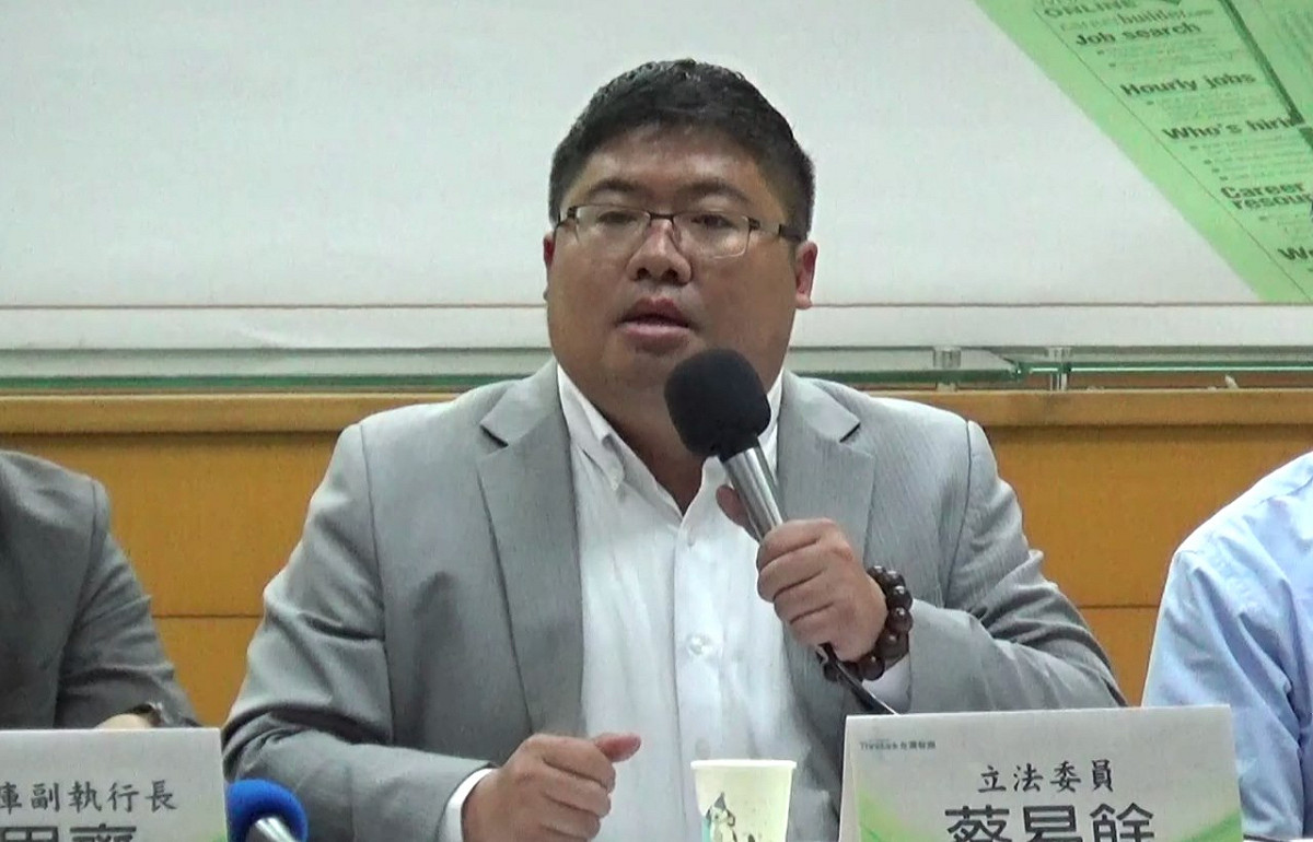 立委蔡易餘今日在立法院指出台灣配音界的弊病，建議文化部應當重視這塊產業。 圖：翻攝自蔡易餘臉書