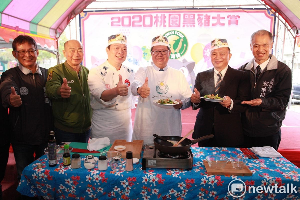 鄭文燦穿上廚師袍，親自示範黑豬肉客家小炒，力推桃園本地產的黑豬肉品質高、口感好。 圖：林昀真／攝