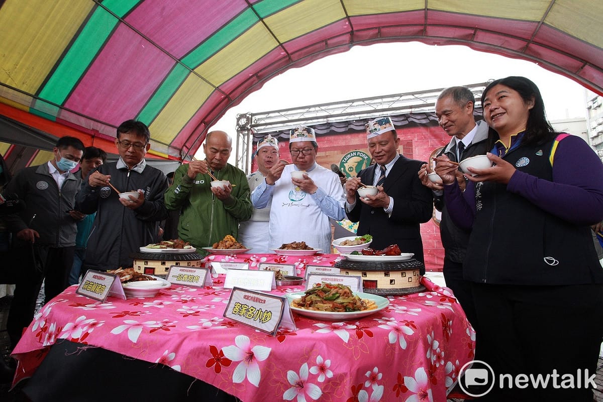 鄭文燦說國產豬肉做的滷肉飯香味十足，比進口豬肉好吃。 圖：林昀真／攝