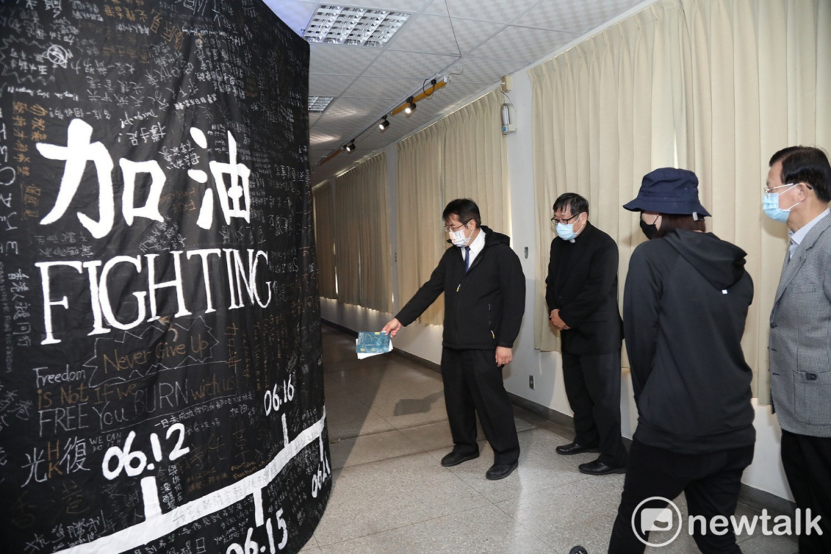 「穿石Surmount台南篇／香港騷動年代—抗志」展覽遭人在門外丟雞蛋的事件，台南市長黃偉哲對此十分關心，特赴展場表達關切，同時參觀展場的作品。 圖：黃博郎／攝