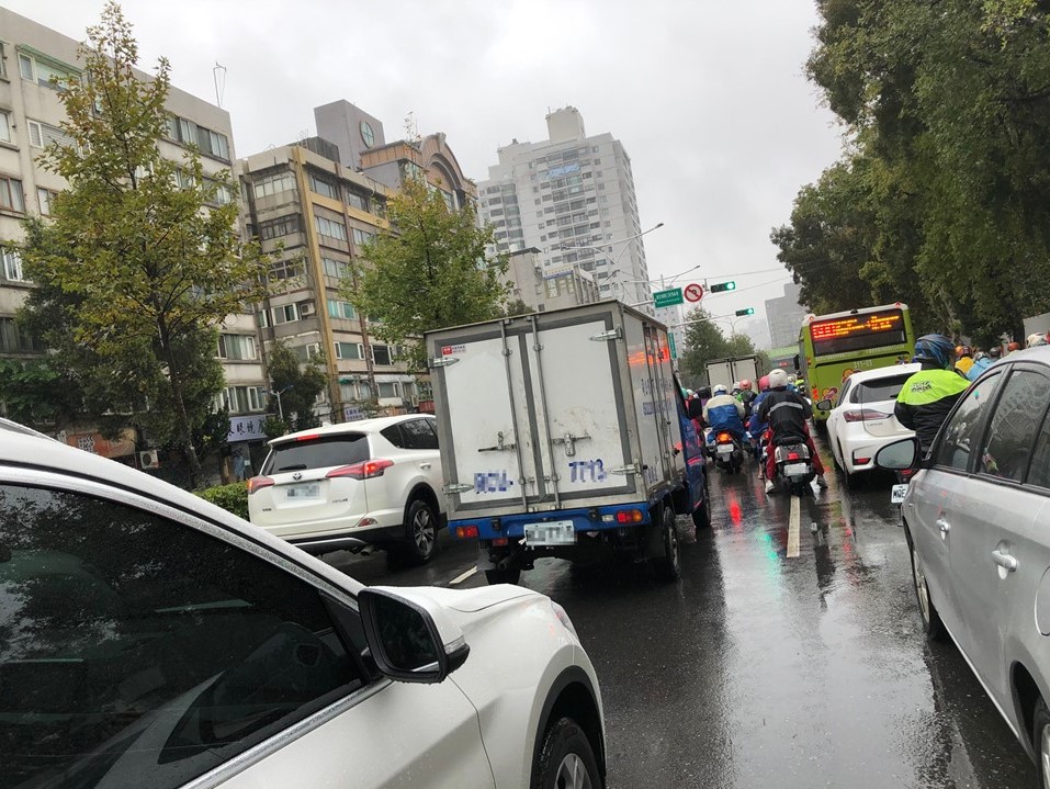 今天全台氣溫都回升，但北部、東半部地區還是會有零星降雨。 圖：汪靖軒／攝