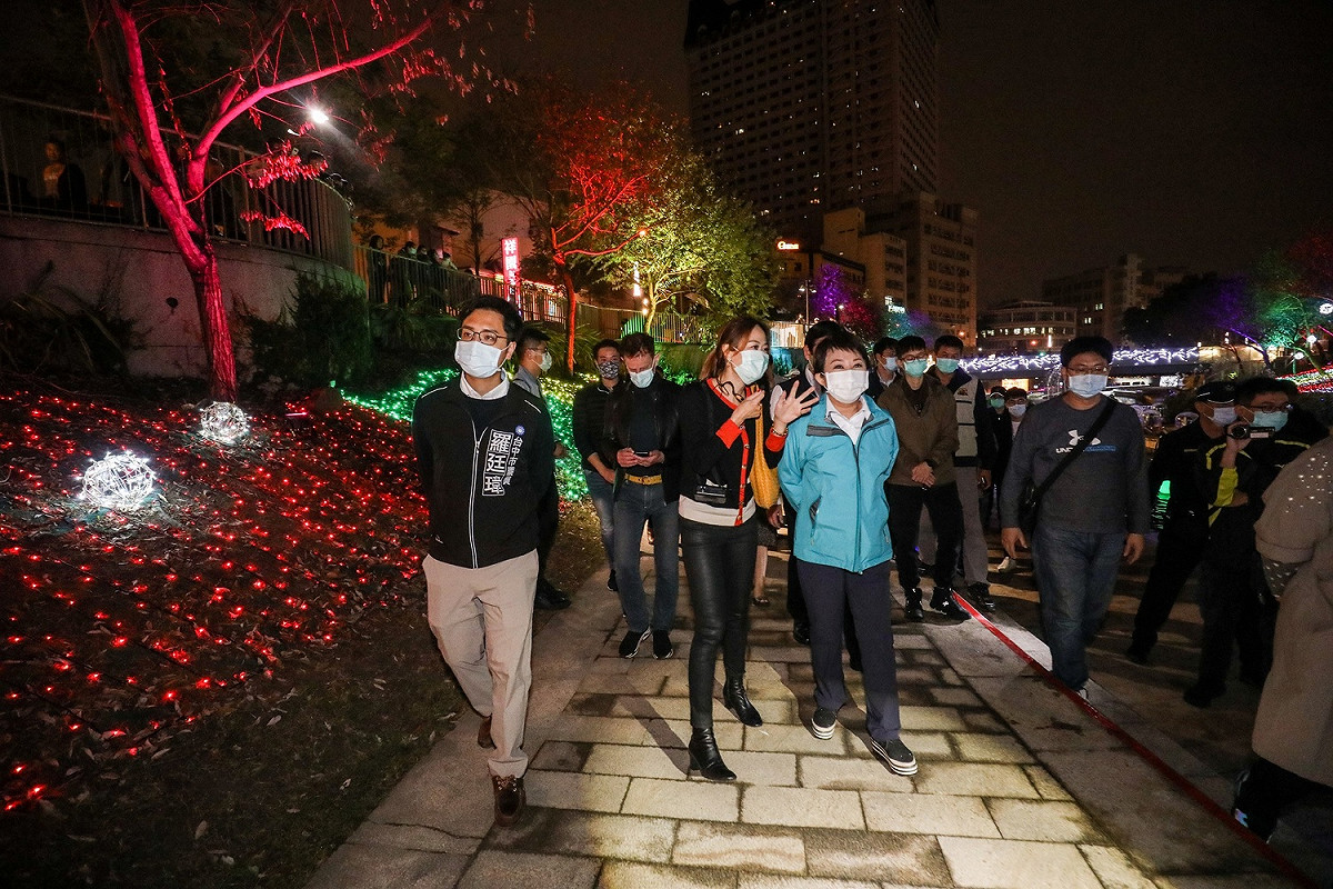 台中市長盧秀燕、市議員羅廷瑋一同前往柳川參加試點燈儀式。 圖：台中市政府/提供