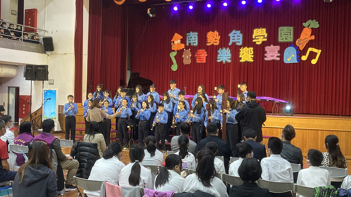 「南勢角學園音樂會」由7校音樂社團逐一進行直笛、古箏、合唱、打擊樂、弦樂、管樂等表演；圖為竹林中學直笛隊表演。  圖：竹林中學提供