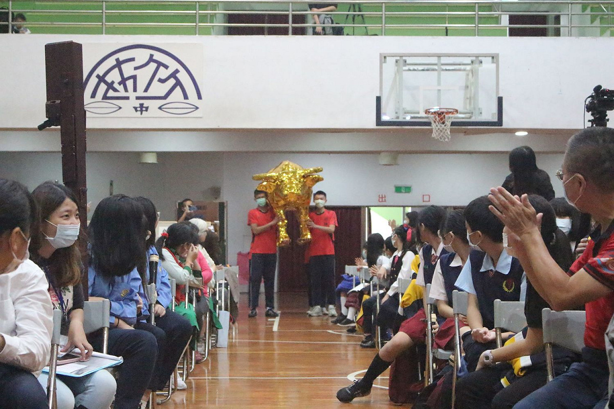「南勢角學園音樂會」由象徵「金牛迎春、牛轉新機」的 1:1比例大小之金牛伴隨揭開序幕。  圖：竹林中學提供