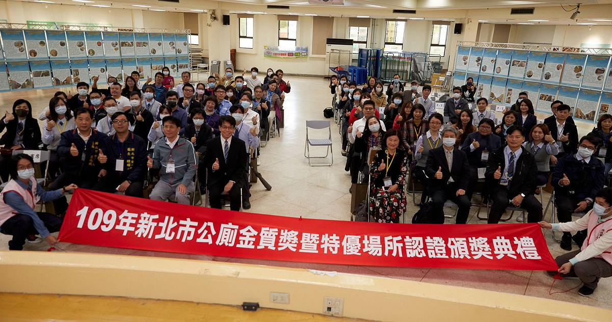 環保局長程大維與50個獲得金質獎的單位合影。 圖：新北市環保局提供