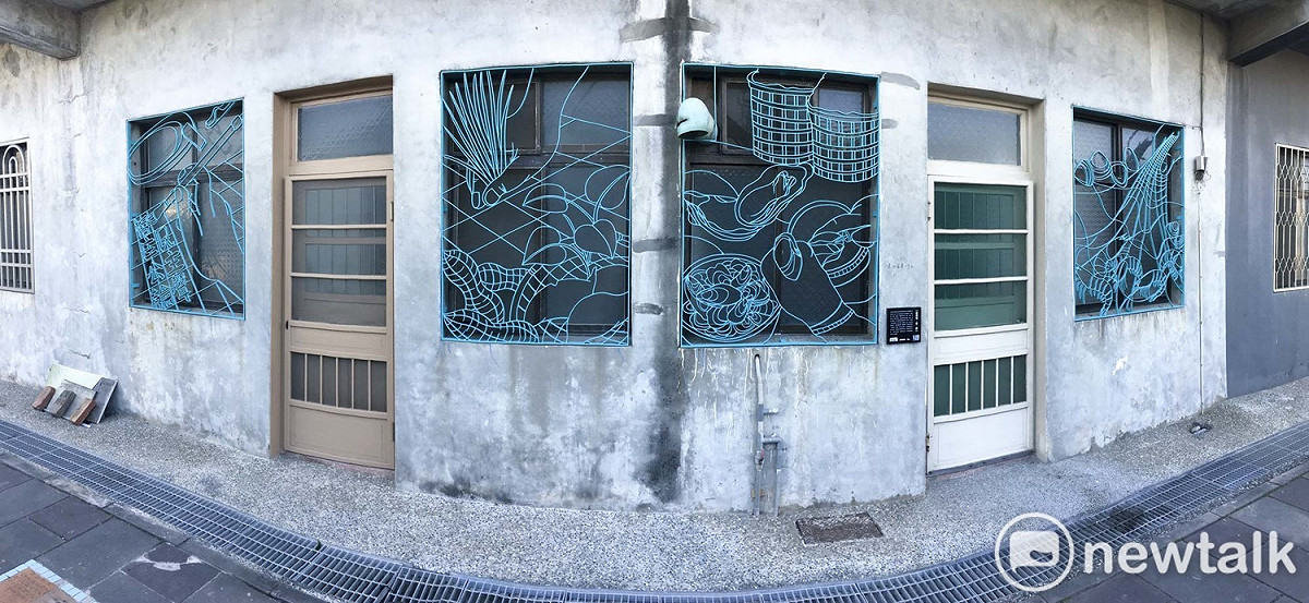 椬梧的農漁地景：魚塭、濕地、農田三大元素交織在這片土地上，蘊含著水稻、花生、地瓜、砢、文蛤、白蝦等等豐富的農漁產，還有民主運動先驅—李萬居的事蹟，構成這四面鐵花窗的創作元素，凸顯椬梧的人文與物產的特色。 圖：張良一/攝