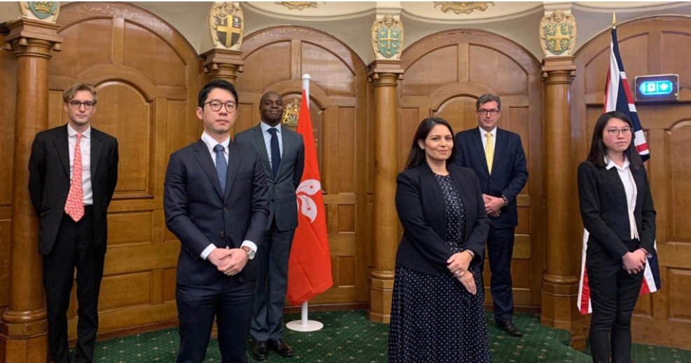 英國內政大臣彭黛玲 (前中) 公開會見羅冠聰（前左）及Beatrice Li（前右）。 (資料照片) 圖:翻攝自羅冠聰臉書