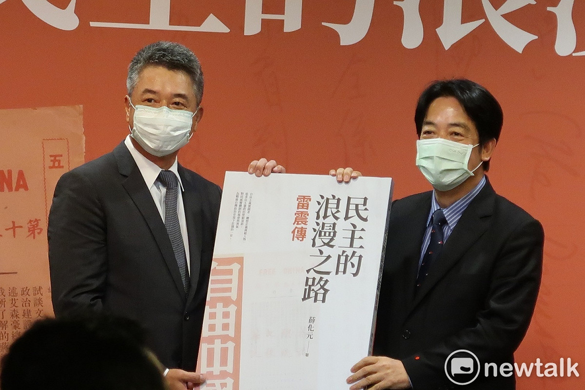 雷震外孫金幼陵代表家屬贈書給副總統賴清德。 圖：林朝億/攝