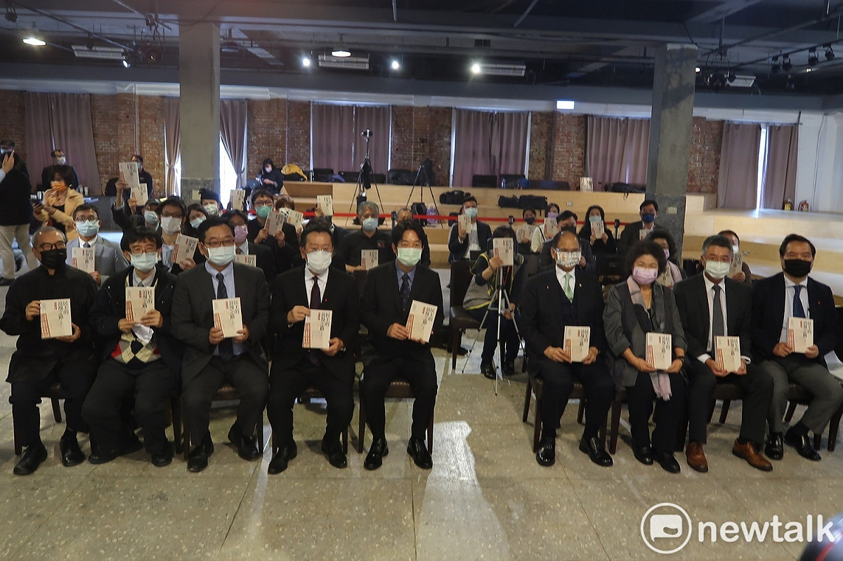 由國立政治大學薛化元撰寫的「民主的浪漫之路：雷震傳」新書今日在華山園區發表，並舉行贈書儀式。 圖：林朝億/攝