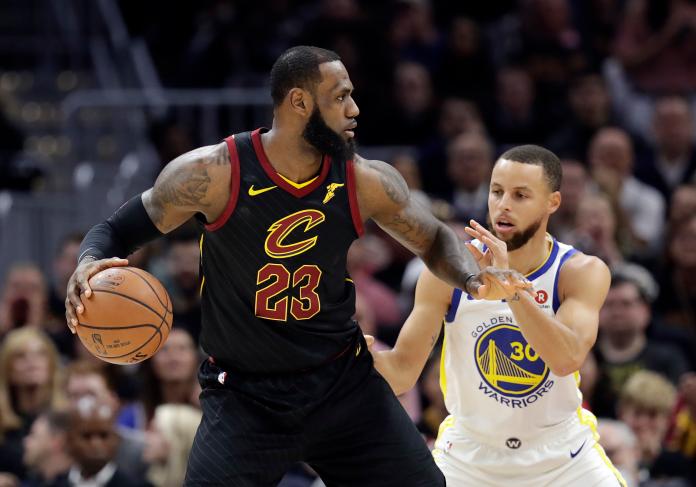 LeBron James(左)、Stephen Curry是總冠軍賽老對手了。 圖／美聯社／達志影像