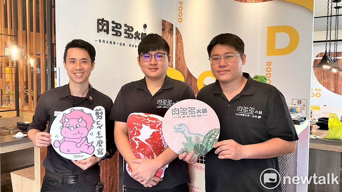 肉多多火鍋三多店主廚王威智(右)及斗六店長林建華(左)十分肯定吳俊憲(中)表現。 圖：勞動發展署台南分署提供