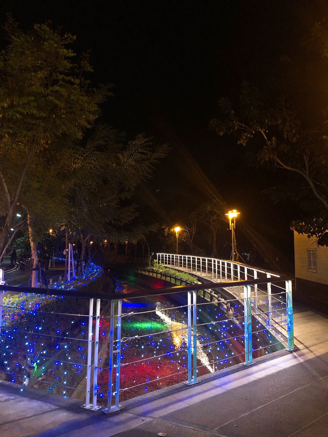 新營綠川水岸燈飾將於每日17點30分至22點30分點亮 圖：台南市觀旅局／提供