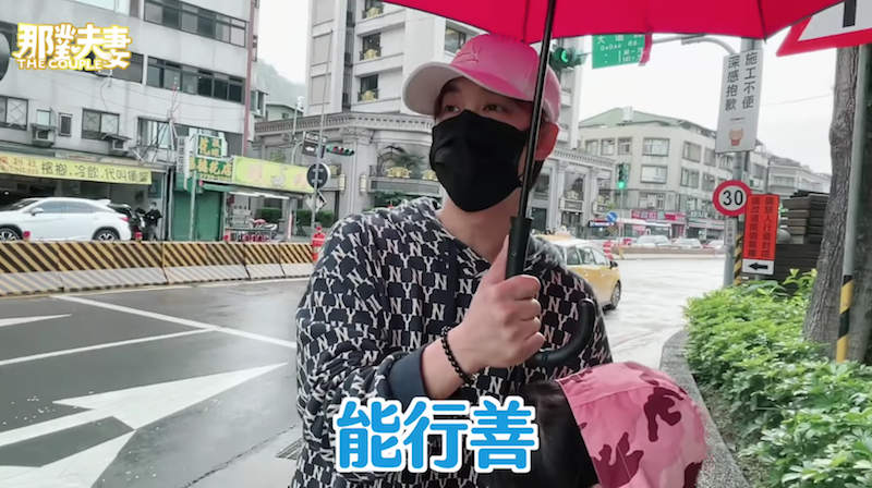 那對夫妻做榜樣行善幫助老婆婆。 圖：翻攝臉書／那對夫妻
