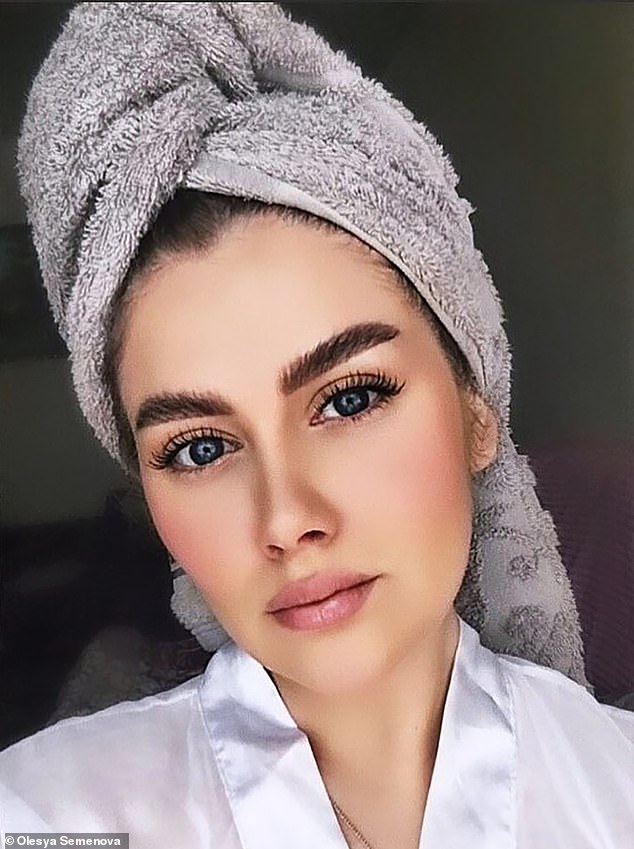 24歲的塞梅諾娃（Olesya Semenova）在俄羅斯北部阿漢格斯克市家中洗澡時，充電中的iPhone掉入浴缸，遭到嚴重電擊身亡。 圖 : 翻攝自Olesya Semenova IG