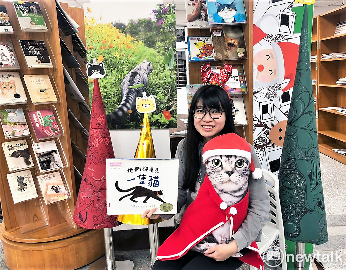 新北市圖三重東區分館推出耶誕限定的「圖書館貓奴日」系列活動，讓喵星人可跟主人一起過不一樣的耶誕節。  圖：王峻昌／攝