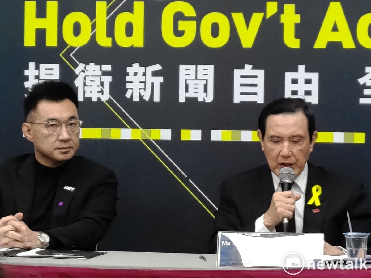 前總統馬英九配戴黃絲帶，與國民黨主席江啟臣共同召開國際記者會，抨擊中天新聞台關台事件。 圖：黃建豪/攝