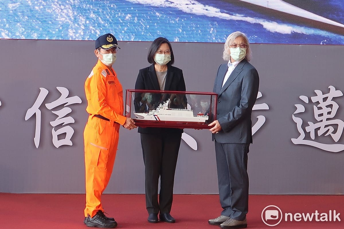 總統蔡英文主持安平艦交船儀式。 圖：林朝億/攝