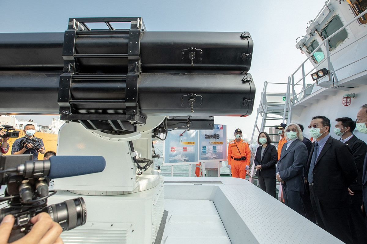安平艦配備1門鎮海火箭彈武器系統 圖: 總統府 / 提供