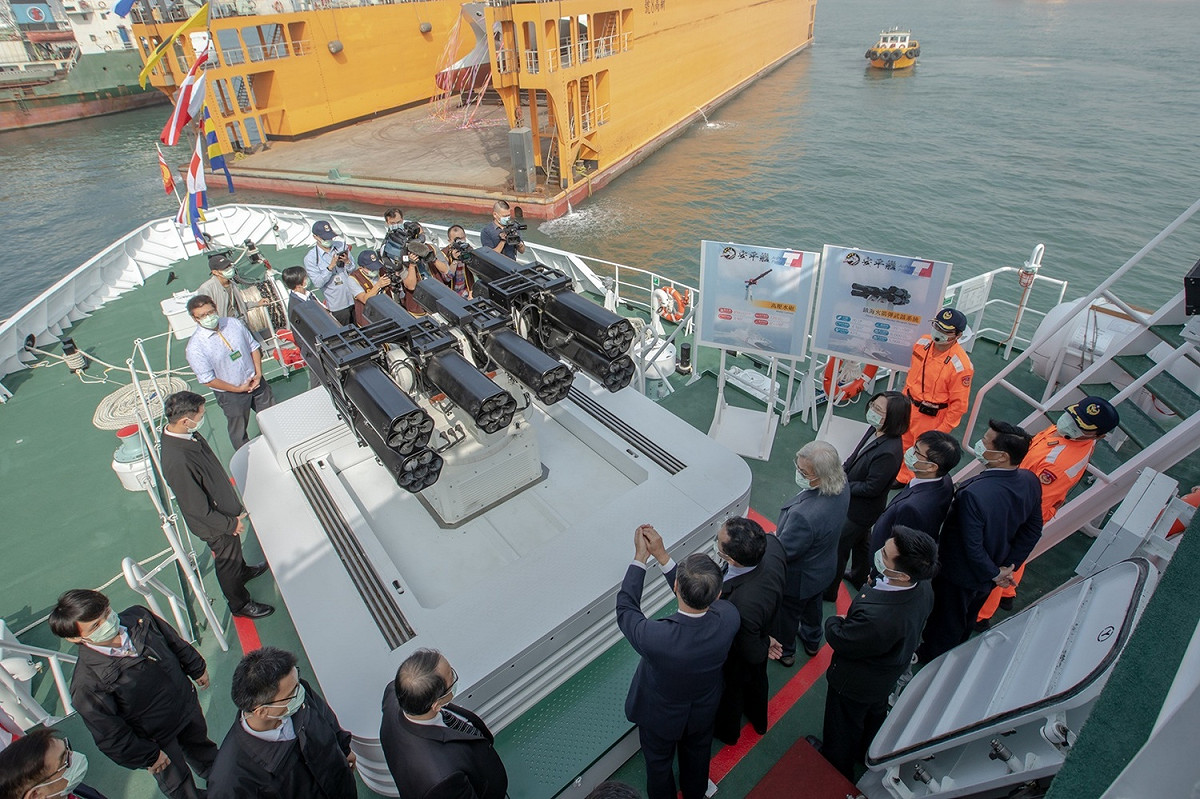 安平艦配備1門鎮海火箭彈武器系統 圖 : 總統府 / 提供