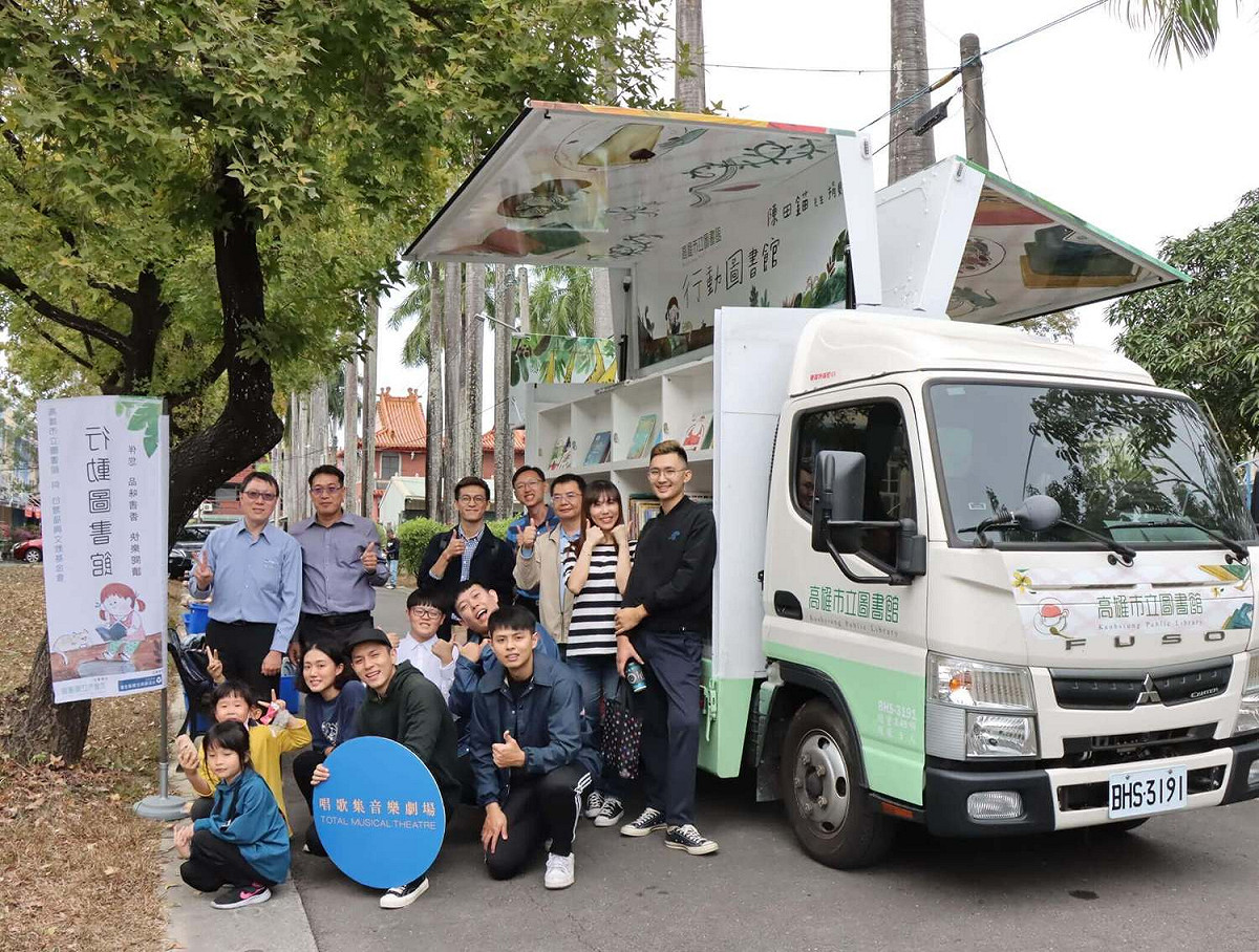 高市圖行動書車劇場下鄉演出親子音樂劇。 圖：高雄市政府文化局/提供