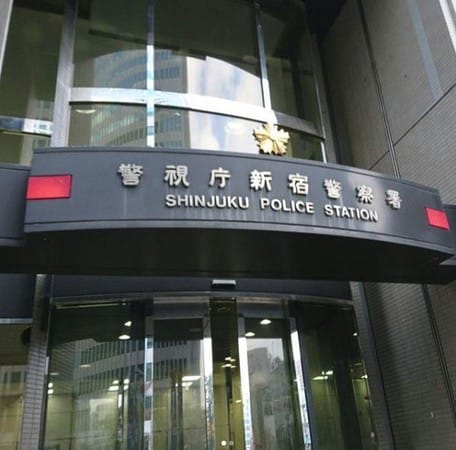 日本警視廳今 (11)日宣佈，新宿警署新增12例確診病例，這12人全部為警署拘留人員，男性，年齡在20多歲到70多歲之間。 圖 : 翻攝自IG