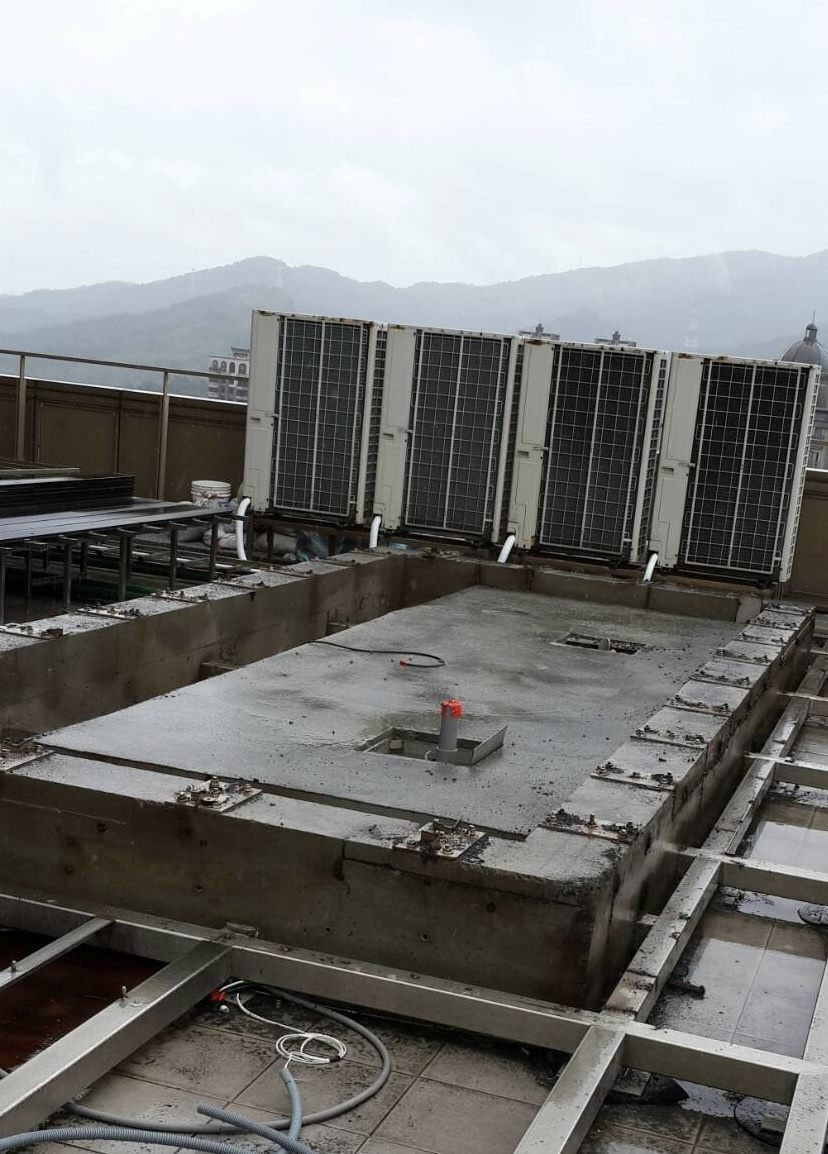 藝人羅志祥在豪宅頂樓加蓋空中游泳池涉及違建，目前僅剩部分墩座尚未拆除。 圖：北市府建管處 / 提供