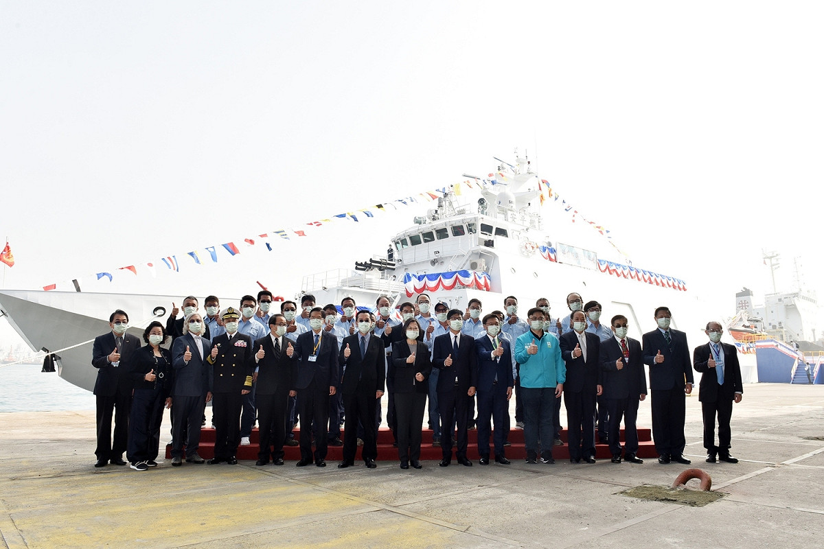典禮結束後，蔡英文及陳其邁等人登上「安平艦」參觀，並在艦艇的左艦艏合影留念。 圖：高雄市政府/提供