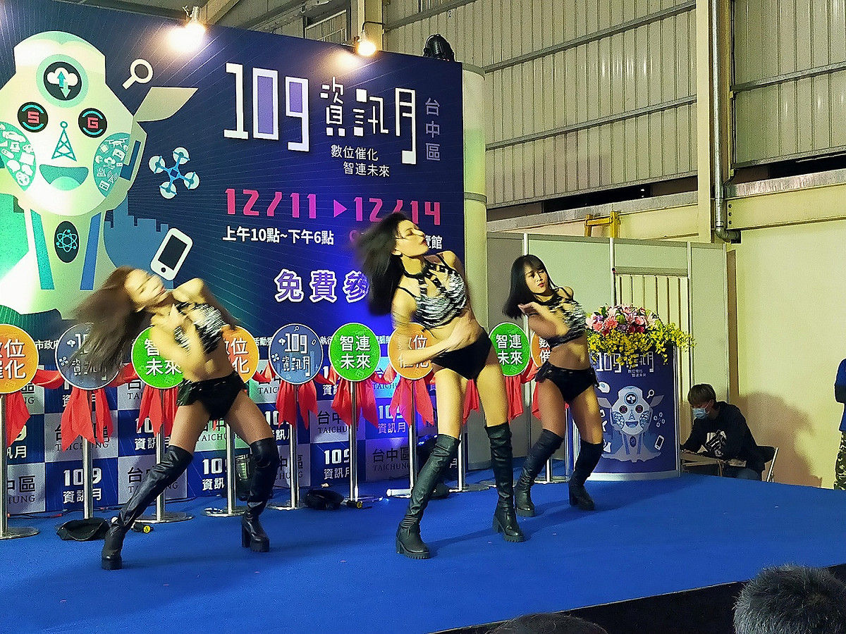 台中資訊展由辣妹熱舞開場。 唐復年/攝