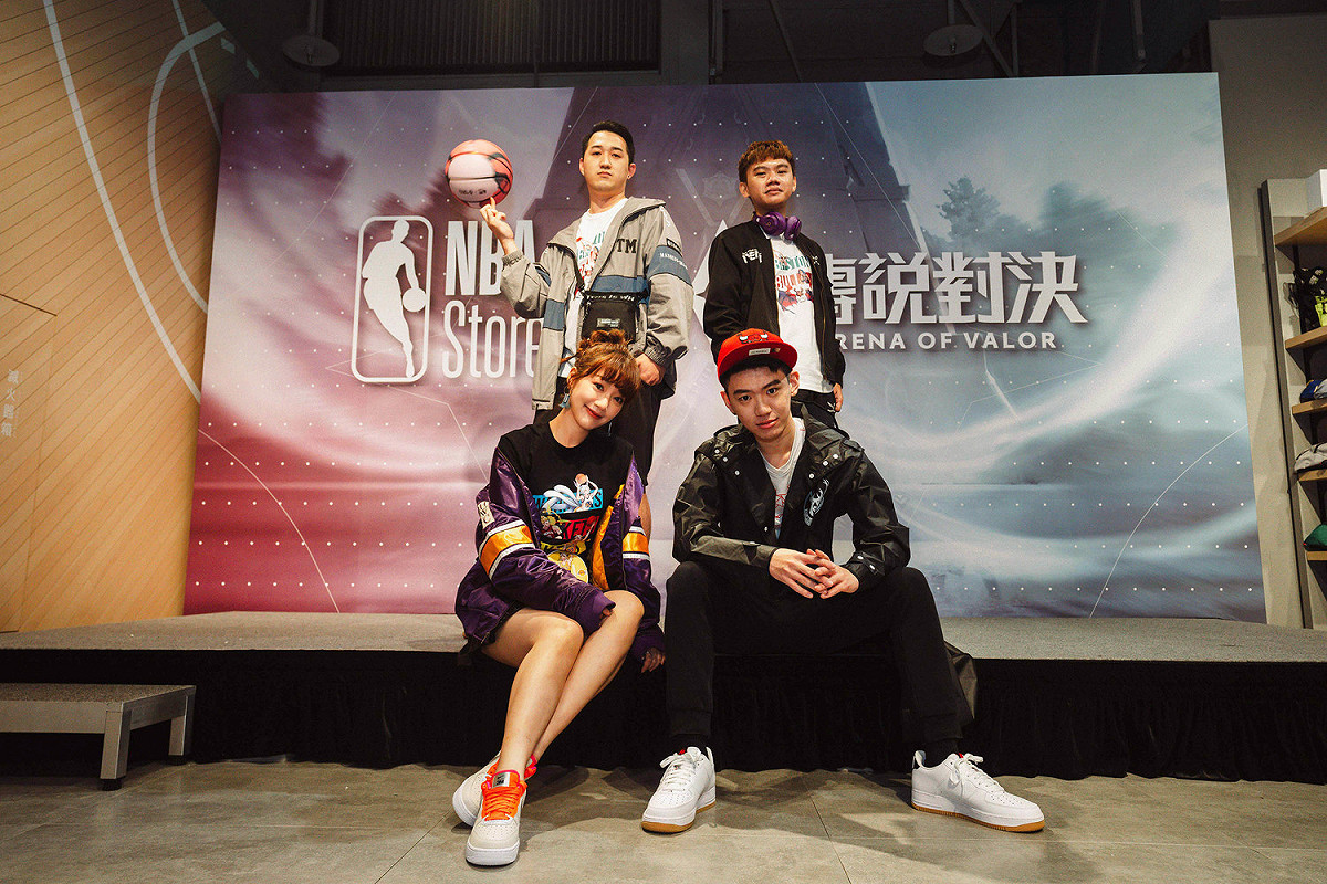 網紅甜心泱泱(左下)與三位來自GCS人氣職業戰隊代表：MAD Team隊長Yuzon(左上)、閃電狼職業電競隊的教練蘭特(右上)、Hong Kong Attitude凱薩路的Outcast(右下)，以資深傳說對決玩家身分展現潮流穿搭 圖：Garena/提供