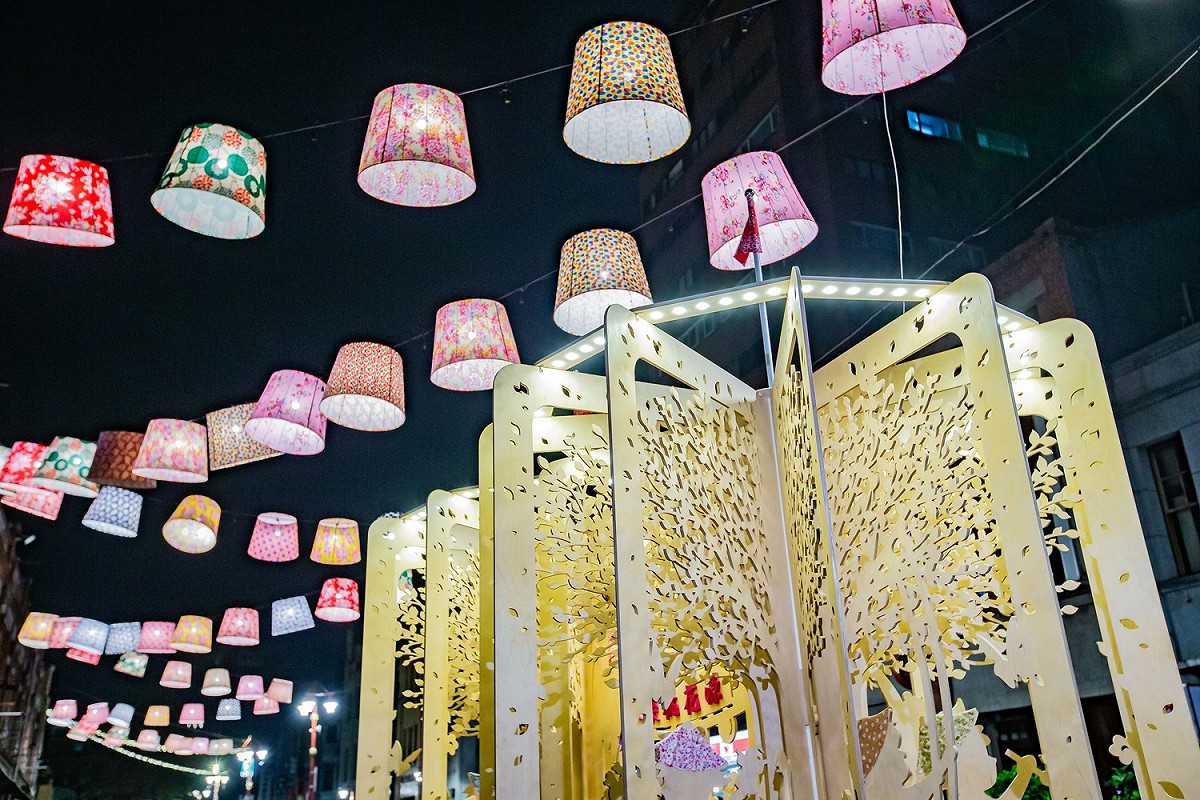 永樂廣場夜間以復古花布燈籠點亮街道。 圖：台北市觀傳局／提供