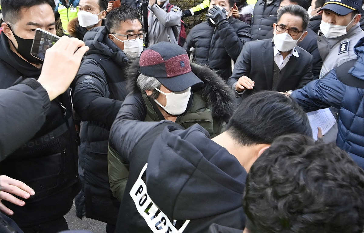 韓國性侵惡狼趙斗淳上月12日刑滿出獄，遭到大批民眾包圍抗議。(資料照片) 圖：達志影像／美聯社（資料照）