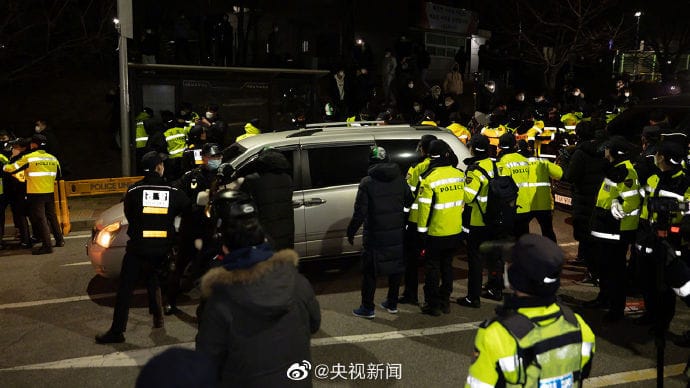 憤怒民眾包圍載送趙斗淳的車子，還一度以肉身擋車。 圖：翻攝自央視