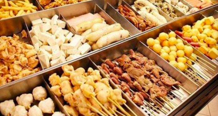 鹽酥雞是不少人宵夜首選，食材多樣，選擇與搭配任消費者選擇。 示意圖／翻攝自爆廢公社