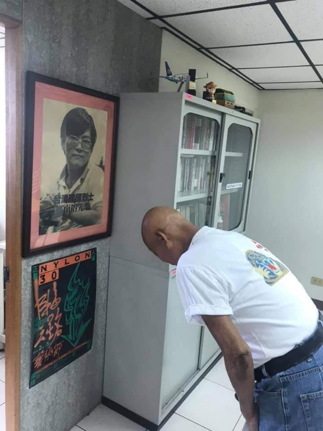 廖景昌每遇鄭南榕遺像，一定畢恭畢敬鞠躬致敬。 圖：陳彥斌 / 提供