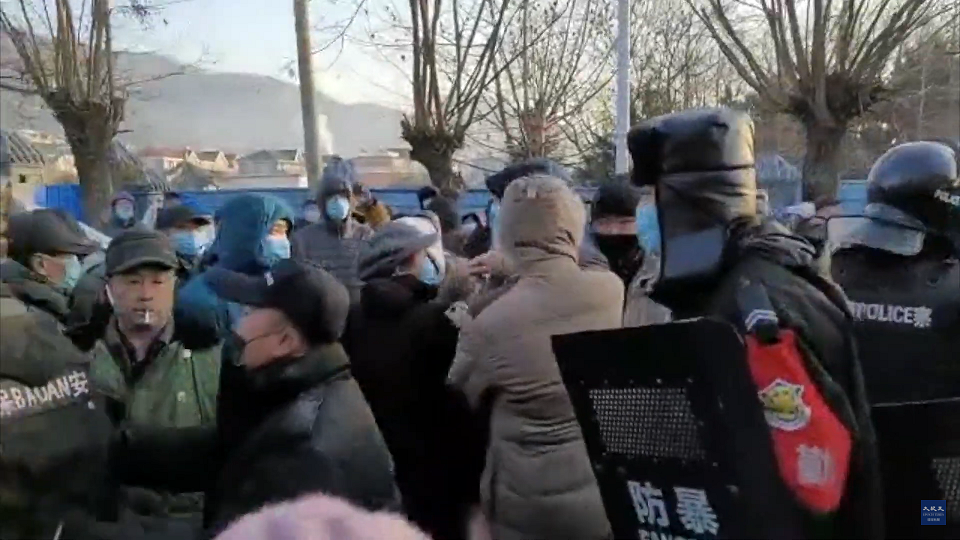 世界人權日當天，1000多名警察強拆北京民宅，防暴黑衣人阻擋民眾進入強拆現場。 圖：翻攝自大紀元Youtube