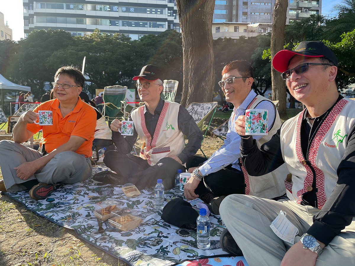 長官們與市民一同席地而坐欣賞精彩演出。 圖 : 參山處/提供