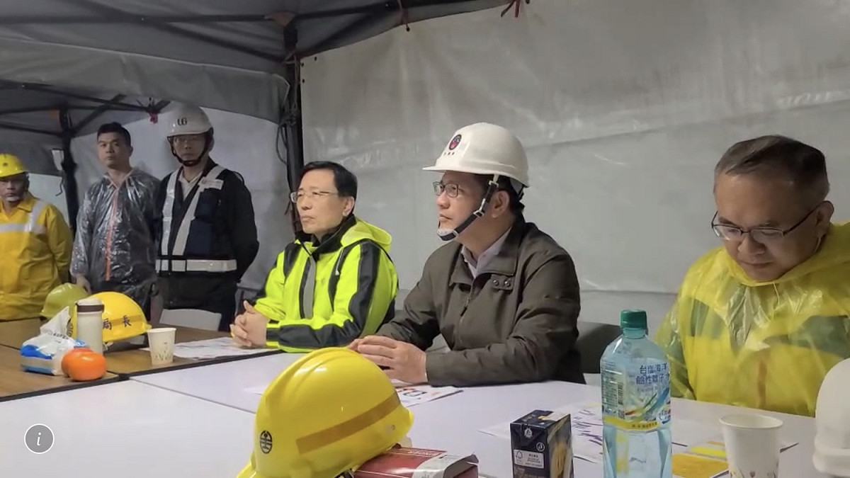 交通部長林佳龍第六度前往台鐵瑞芳猴硐崩塌現場視察。