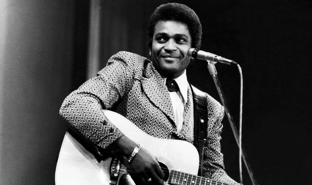鄉村樂傳奇查理普萊德（Charley Pride）在德州達拉斯過世。 圖/翻攝自推特